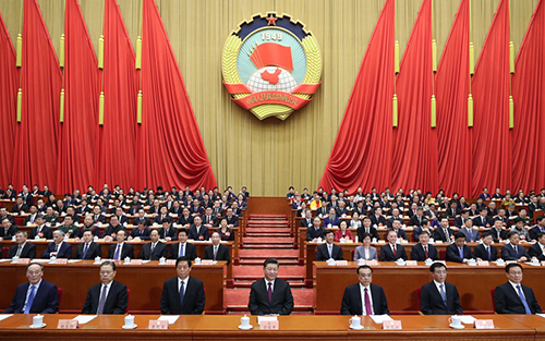 3月3日，中國(guó)人民政治協(xié)商會(huì)議第十三屆全國(guó)委員會(huì)第二次會(huì)議在北京人民大會(huì)堂開幕。這是習(xí)近平、李克強(qiáng)、栗戰(zhàn)書、王滬寧、趙樂際、韓正、王岐山在主席臺(tái)就座